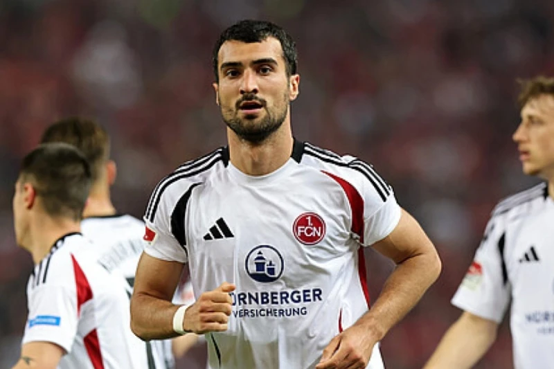 Mahir Emreli Messi'nin oynadığı ligde oynayabilir