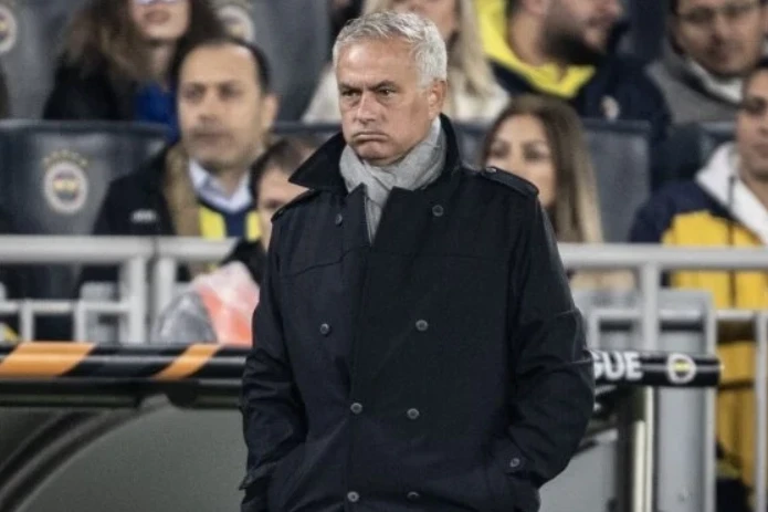 Fenerbahçe taraftarları Mourinho'nun istifasını istiyor