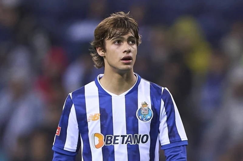 "Porto" 18 yaşındaki futbolcu için 70 milyon euro değer belirledi