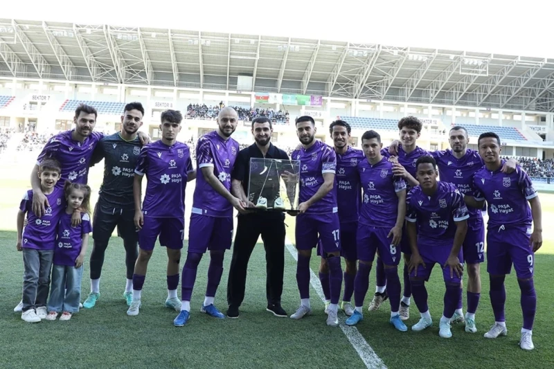 Sumgayıtlı Vugar Mustafayev'den hatıra hediyesi - FOTO