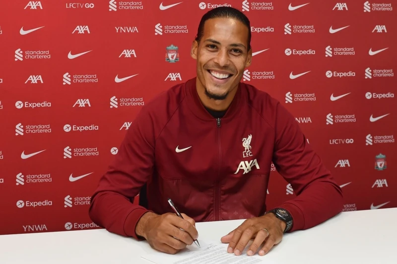 Hollandalı defans oyuncusu "Liverpool"da iki yıl daha kalacak