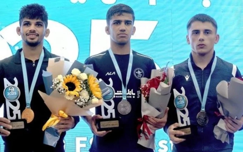 İki Azerbaycanlı Güreşçi İran'da Madalya Kazandı