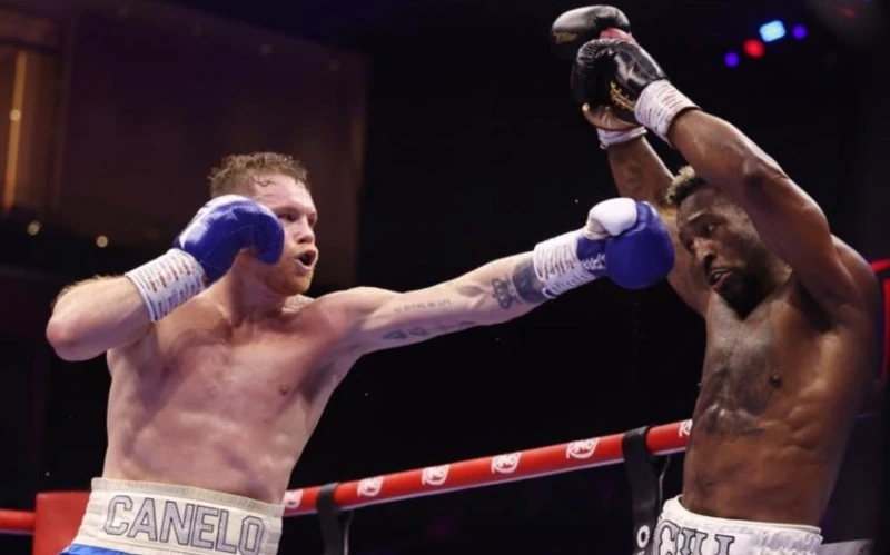 Boksör Saul Alvarez tartışmasız dünya şampiyonu unvanını geri aldı