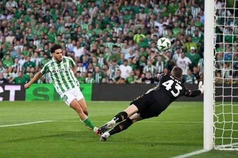 "Betis" evinde, "Chelsea" deplasmanda kazandı