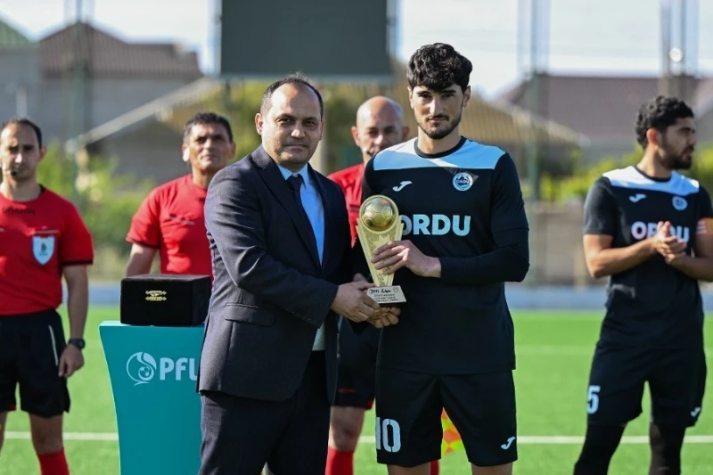 MOİK futbolcusu ödüllendirildi - FOTO