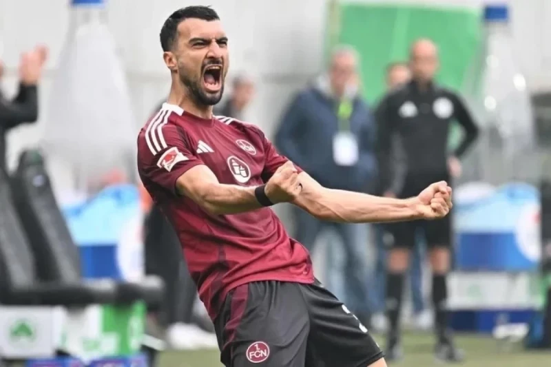 Miroslav Klose, Mahir Emreli'yi destekliyor