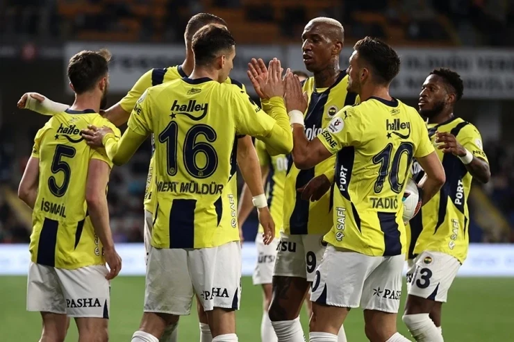Süper Lig: "Fener" darmadağın etti