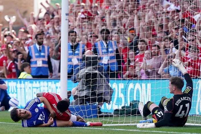 Futbolcu yapay komadan uyandı ve ailesiyle konuşabiliyor