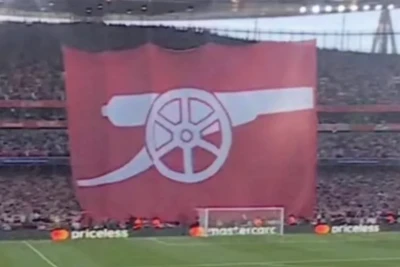 "Arsenal" ile dalga geçen pankart