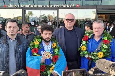 Avrupa şampiyonası altın madalyasını kazanan İsa Rüstəmov ülkesine döndü