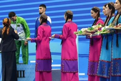Azerbaycanlı kemer güreşçileri Türkmenistan'dan üç madalya kazandı
