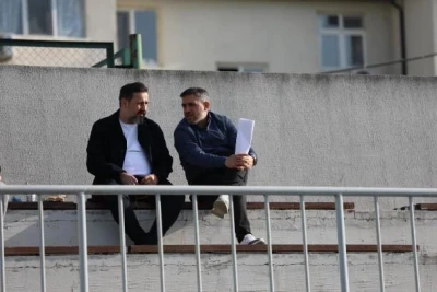 U-21 milli takımının teknik direktörü yedek takımların maçını izlediğraflar